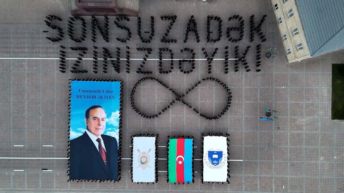 Polis kursantları Heydər Əliyevin anadan olmasının 103 illiyinə həsr olunmuş fləşmob keçiriblər&nbsp;