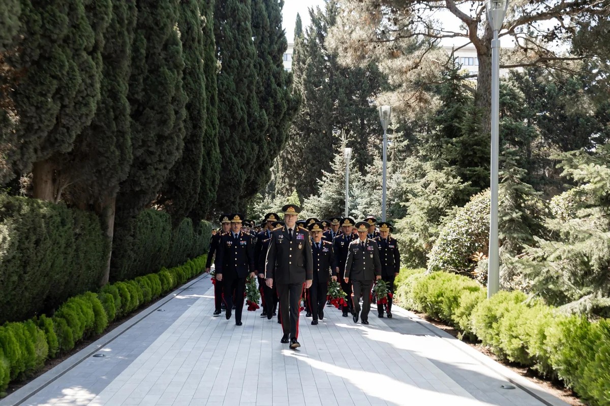 DİN-in şəxsi heyəti Ulu Öndər Heydər Əliyevin məzarını ziyarət edib 