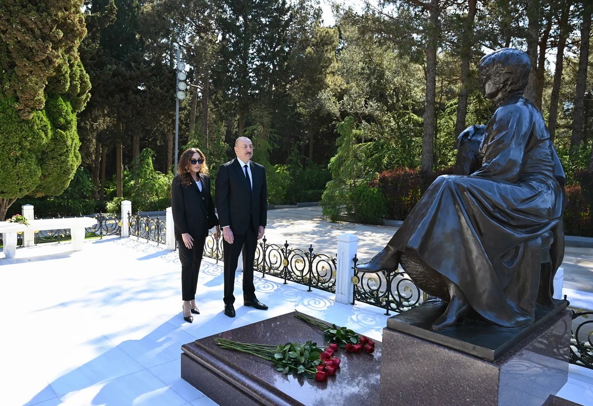 İlham Əliyev və Mehriban Əliyeva Fəxri xiyabanda Ulu Öndər Heydər Əliyevin məzarını ziyarət ediblər 