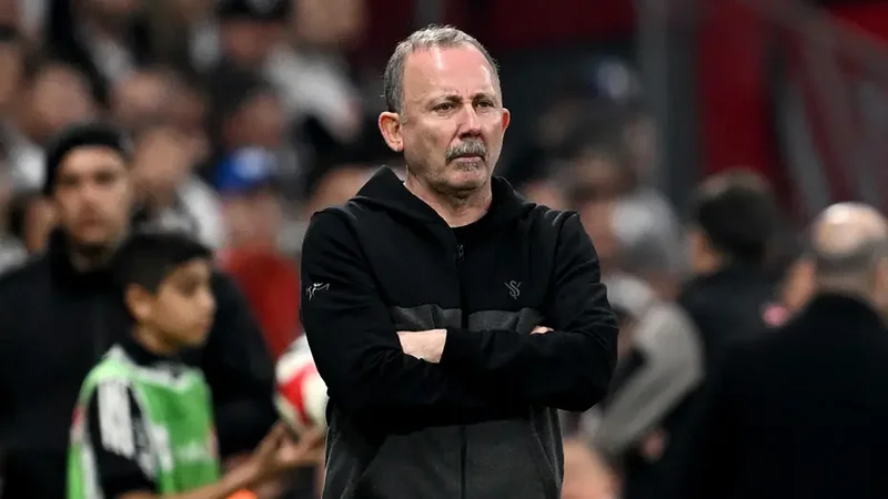 “Beşiktaş” baş məşqçisi ilə yollarını ayırdı