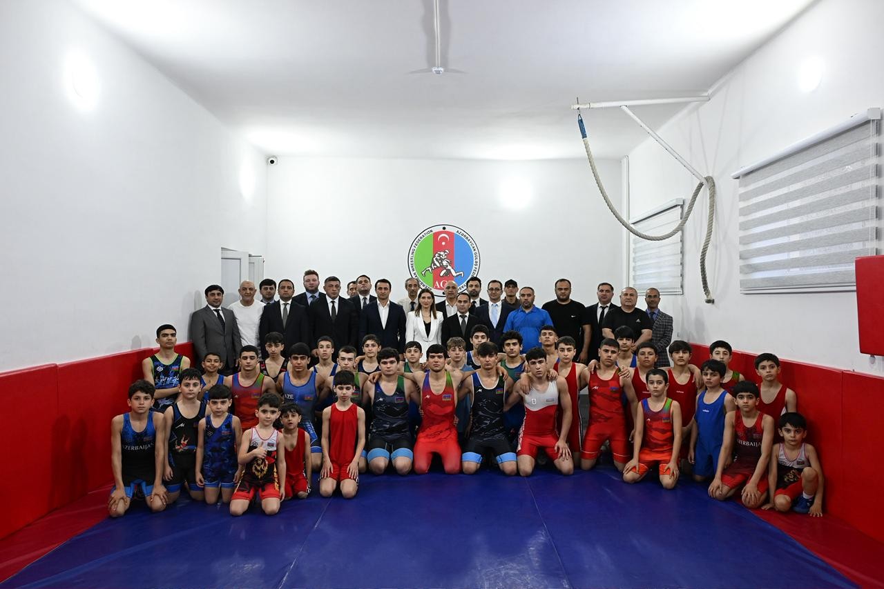 Olimpiya çempionları yeniyetmə və gənc güləşçilərlə görüşüblər