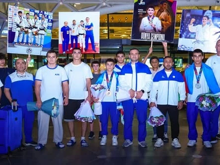 Dünya çempionatında iki medal qazanan Azərbaycan cüdoçuları Vətənə qayıdıb
